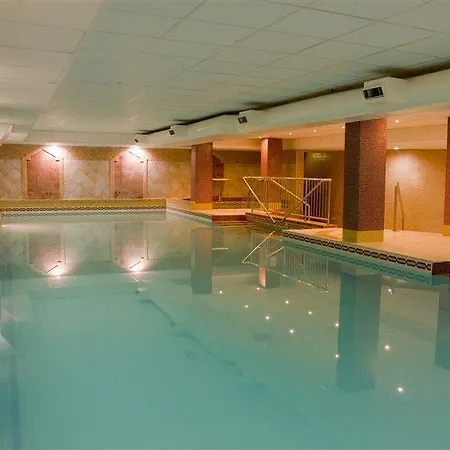 فندق Camden Court 4*