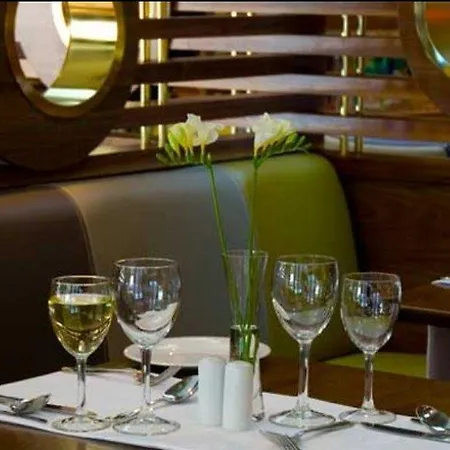 فندق Camden Court 4*